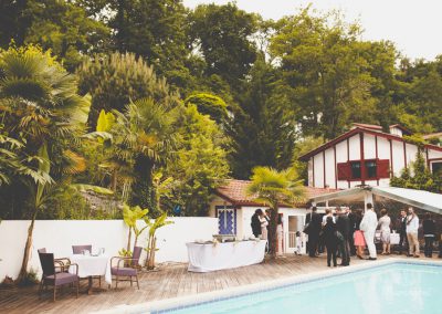 lieu de réception avec cocktail autours de la piscine