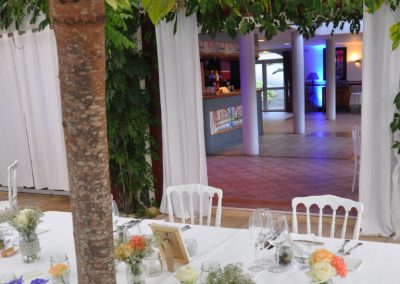 terrasse couverte pour une reception de mariage avec piste de danse